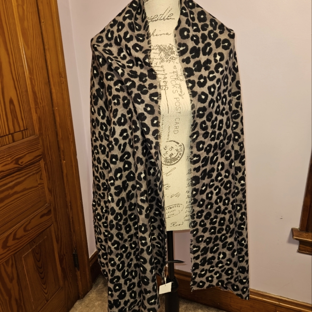 NWT SCARF/WRAP - Picture 2 of 3